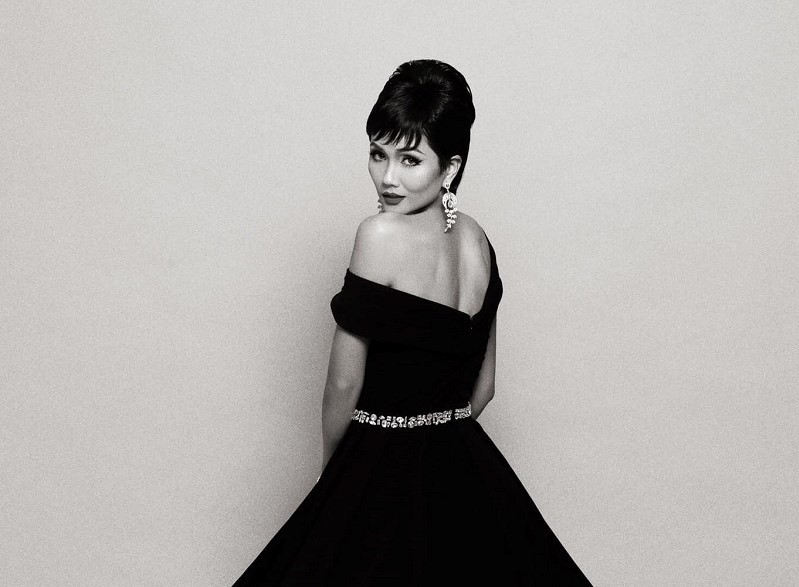 Chân dài sinh năm 1992 hóa thân thành nữ diễn viên điện ảnh  Audrey Hepburn.