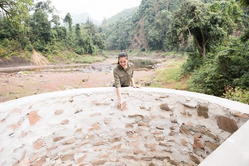 Được biết, giếng nước sạch của dự án “Nước sạch về bản” mà người đẹp đã thực hiện trước khi lên đường tham gia Miss World. Giếng nước đã được đưa vào hoạt động gần 2 tháng, nước từ giếng sẽ được bơm lên hệ thống lọc chạy bằng năng lượng mặt trời sau đó sẽ chảy vào bể chứa để phục vụ bà con.