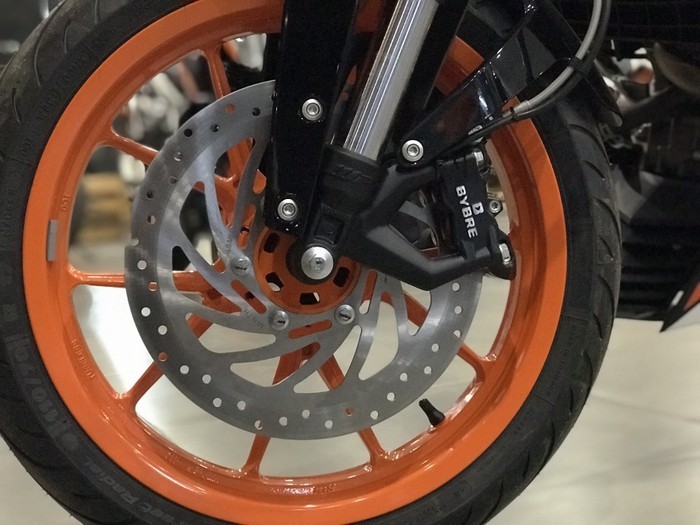 Hệ thống giảm xóc bánh trước của thương hiệu WP nổi tiếng, dạng phuộc ngược upside-down đường kính lớn 43mm loại dùng cho môtô cỡ lớn, bảo đảm độ ổn định tay lái khi chạy đường xấu.