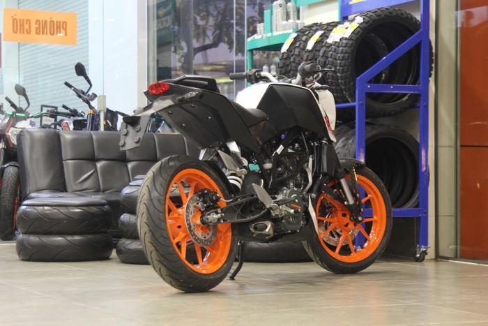 Yên xe cao 810mm không quá tầm chống chân của bike châu Á.