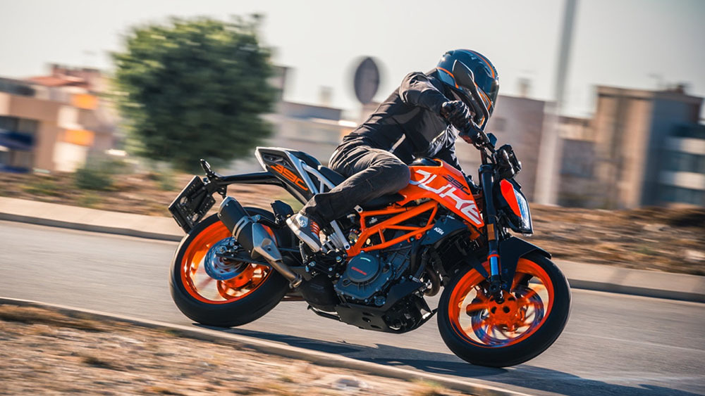 Động cơ dung tích 199,5 phân khối, làm mát bằng dung dịch, mang lại cho KTM Duke 200 công suất 26 mã lực tại tua máy 10.000 vòng/phút và mô-men xoắn 19,5Nm/8.000 vòng/phút.