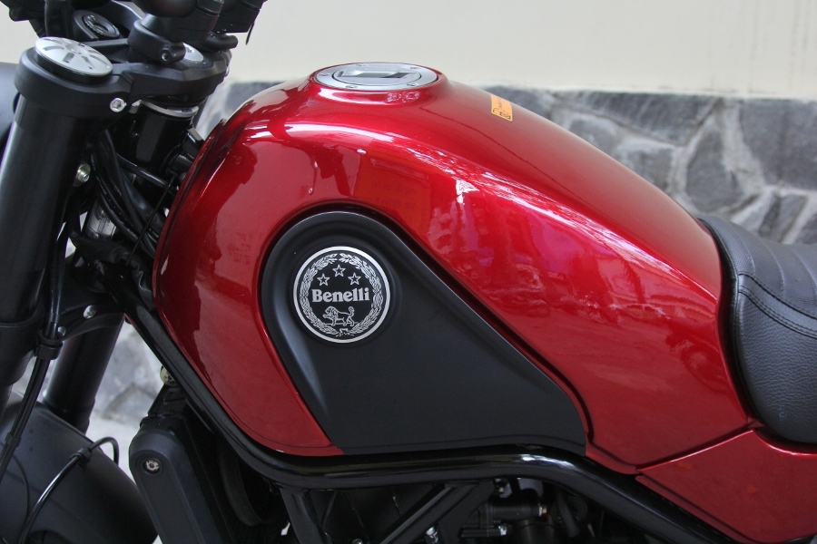 Hộp số 6 cấp. Bình xăng 15 lít.