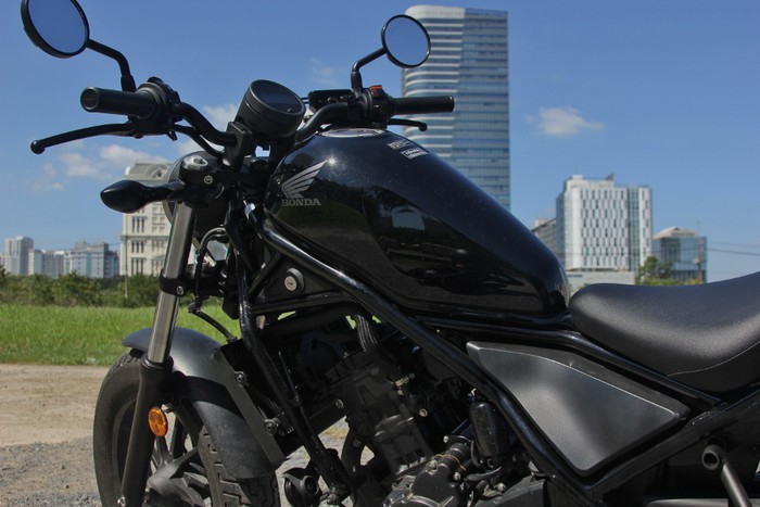 Mẫu xe môtô phân khối lớn Honda Rebel 300 2019 kiểu dáng hoài cổ thiết kế lạ nhưng đẹp mắt.