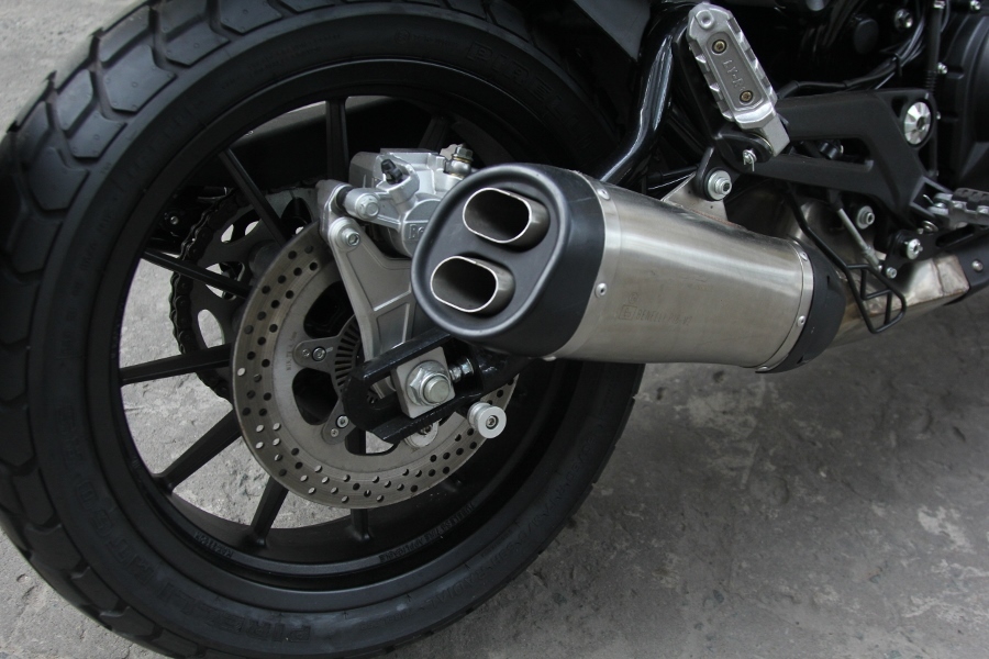 Bên cạnh đó, gầm xe cao thoáng 185mm cộng với phuộc nhún trước upside-down cỡ lớn cũng giúp biker yên tâm khi băng qua đường gập ghềnh.