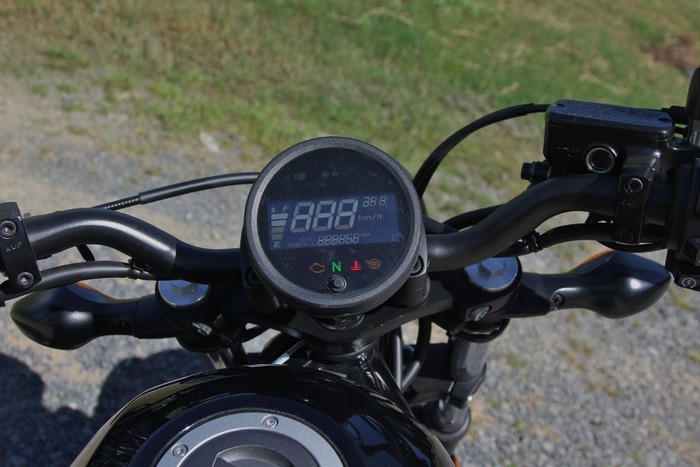 Đồng hồ công-tơ-mét hình cốc tròn kiểu Vintage nhưng hiển thị full LCD đầy đủ thông số kỹ thuật cần thiết. Ghi-đông nằm ngang hỗ trợ đánh lái linh hoạt hơn.