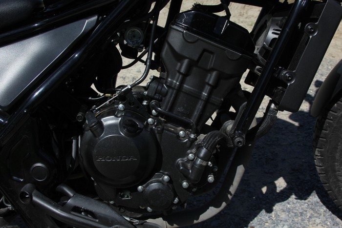 Xe trang bị động cơ phun xăng điện tử, xy-lanh đơn, dung tích 286 phân khối, làm mát bằng dung dịch, đạt công suất 27,2 mã lực tại tua máy 8.000 vòng/phút và mô-men xoắn cực đại 25,1Nm/7.500 vòng/phút.