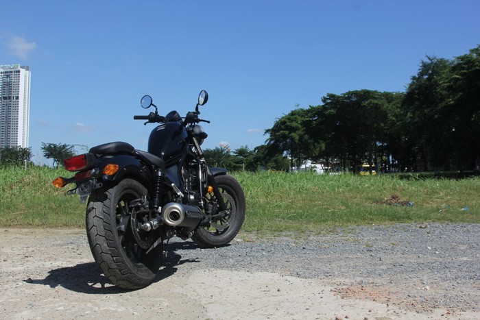 Yên xe thấp 690mm tạo dáng ngồi thoải mái. Bình xăng thon dài, “dựng đứng” góc 45 độ nhưng không vướng bụng người lái.