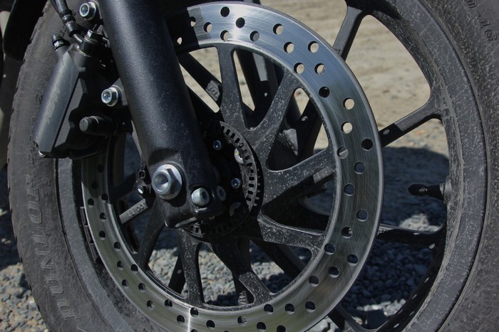 Hệ thống phanh đĩa đơn ABS đường kính lớn trên cả hai bánh nên hãm tốc hiệu quả, hơn thế nữa không gây ngã xe khi phanh gấp trên đường trơn trượt.