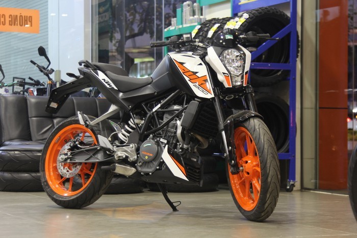 KTM Duke 200: Nhập khẩu nguyên chiếc từ Philippines, mẫu nakedbike thương hiệu châu Âu đến từ nước Áo kèm giá bán 79,9 triệu đồng.