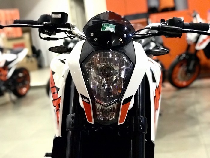 Điểm nhấn ở đầu xe là mặt nạ kiểu robot ôm chóa đèn pha hai tầng thời thượng, đồng thời tương tự phong cách mạnh mẽ của xe việt dã.