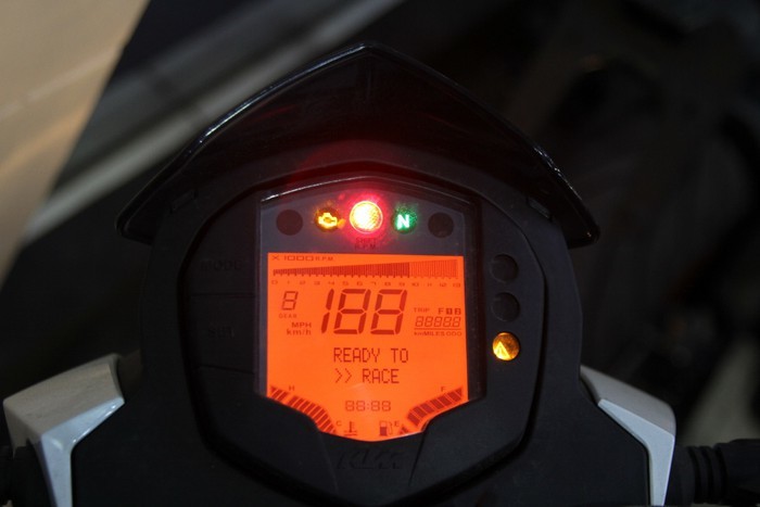 Bảng đồng hồ đo hiển thị LCD toàn bộ trên nền màu cam nổi bật dễ quan sát.