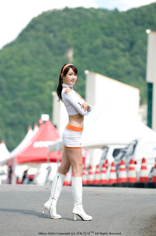 Han Chae L nổi tiếng nhất nhì làng mẫu ô tô xứ Hàn với thân hình bốc lửa và gương mặt ngây thơ, xinh xắn