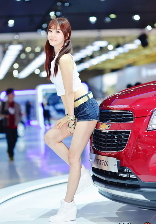 Một người đẹp tại showroom ô tô