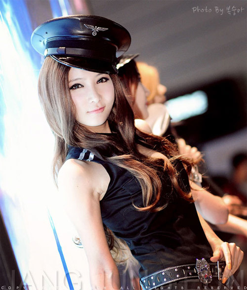 Jang Eun Jung sở hữu gương mặt gợi tình và đôi chân dài thẳng tăm tắp