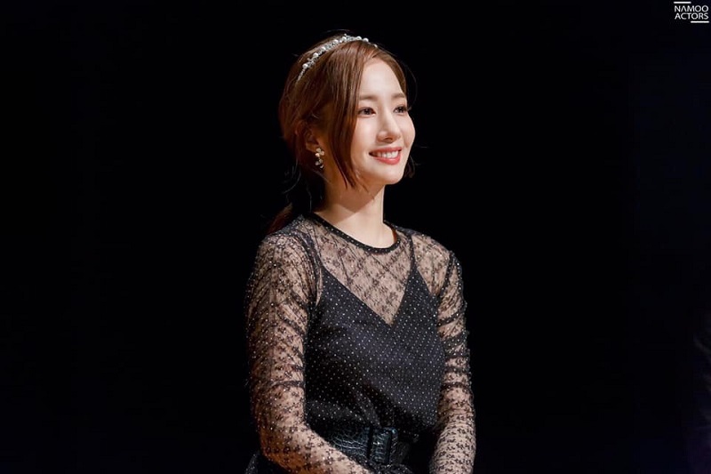 Theo một số nguồn tin, nữ diễn viên từng là thực tập sinh của công ty giải trí SM Entertainment và nằm trong dự án nhóm nhạc SNSD.