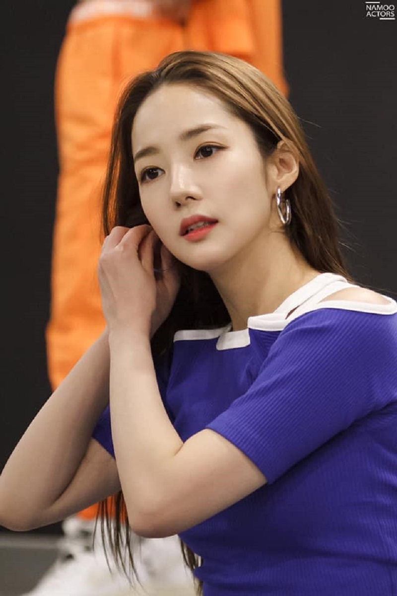 Mới đây, những hình ảnh hậu trường tập luyện của Park Min Young cho buổi fanmeeting của mình được đăng tải khiến người hâm mộ suýt xoa vì vẻ đẹp của mỹ nhân này.