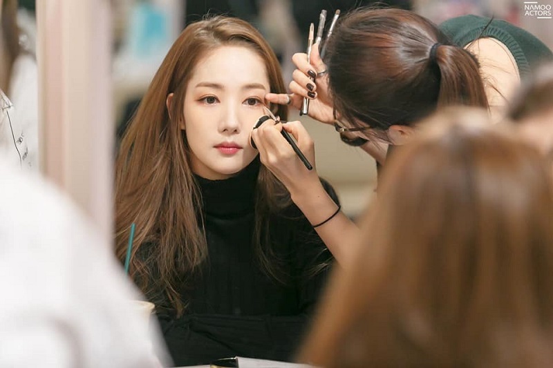 Nữ diễn viên cũng từng chia sẻ về bí quyết giữ gìn nhan sắc, vóc dáng của mình. Cô tích cực chơi thể thao, tập gym, múa và có chế độ ăn khoa học.