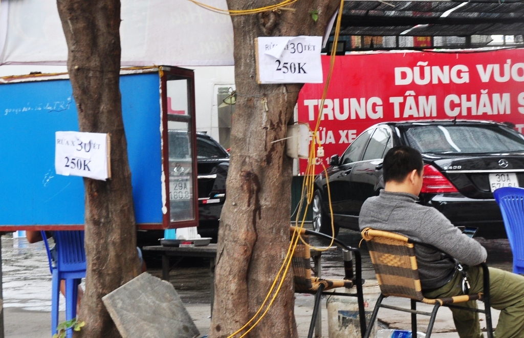 Gara tại Ngõ 259, Yên Hòa, Cầu Giấy niêm yết giá 250.000đ cho xe ô tô từ 5 đến 7 chỗ.