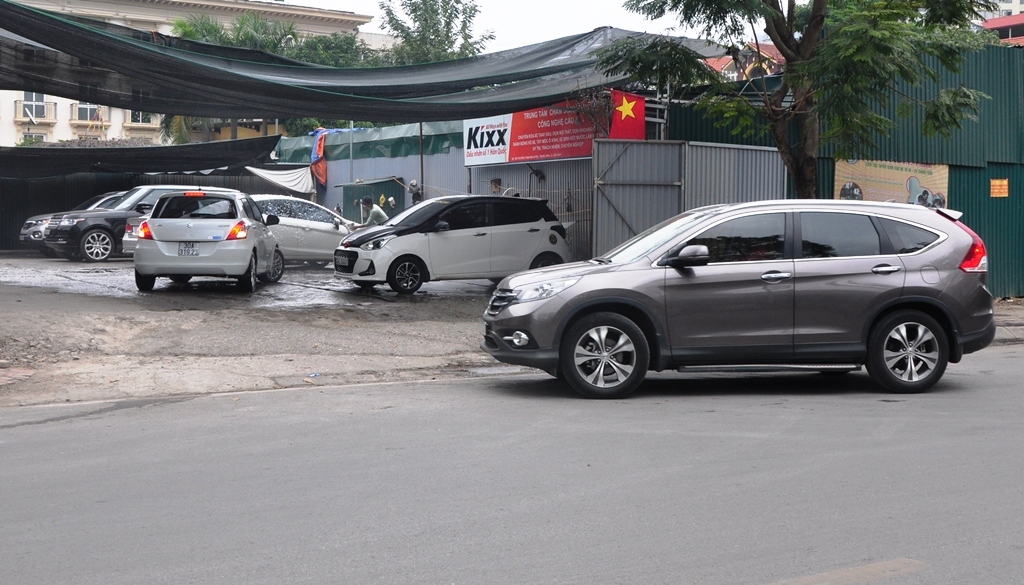 Một gara trên đường Trần Kim Xuyến chật ních xe đến làm đẹp