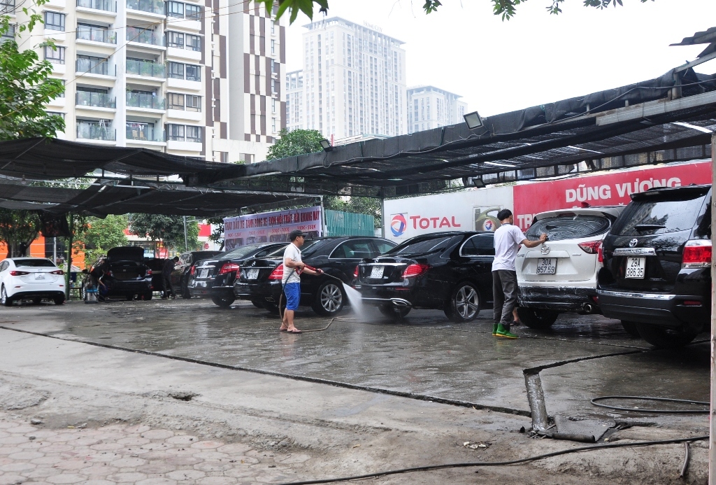 Xe xếp hàng dài chờ được làm đẹp