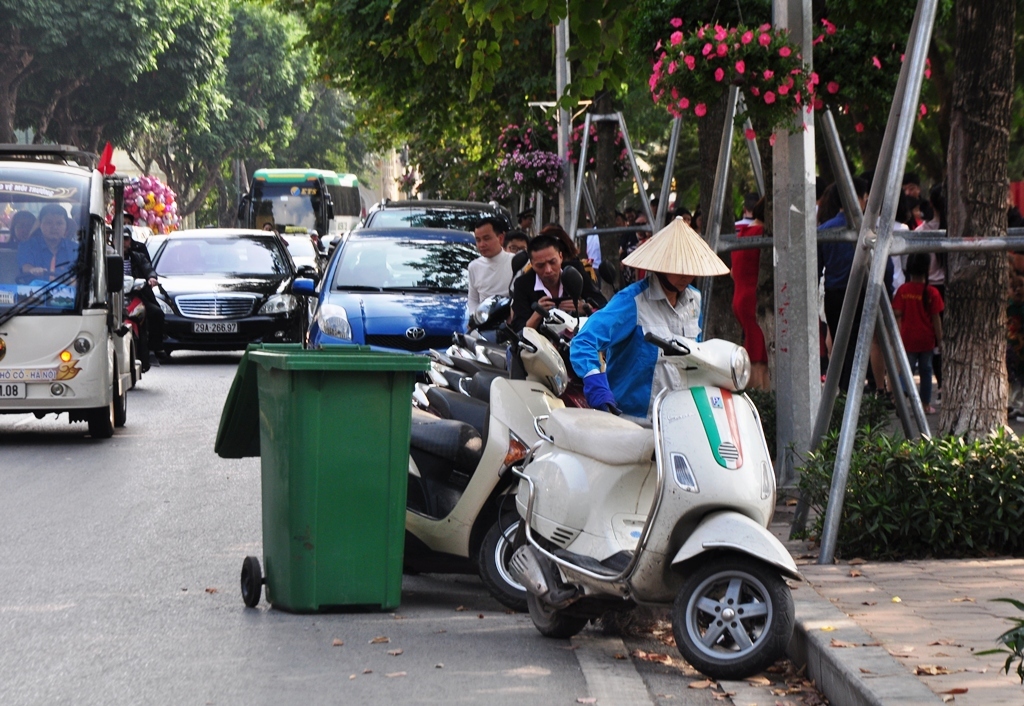 Các phương tiện không chủ đỗ tràn lan dưới lòng đường, sau biển báo cấm.