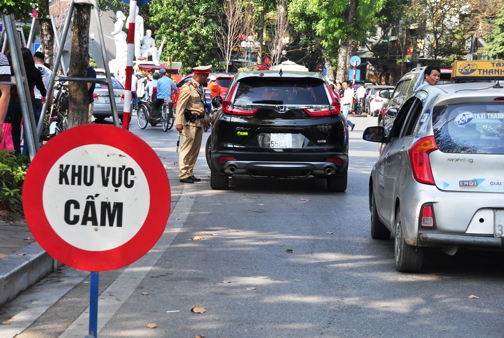 Đỗ xe sau biển cấm, khóa cửa rồi bỏ đi, khi CSGT đến kiểm tra tìm hoài... không thấy chủ xe đâu.