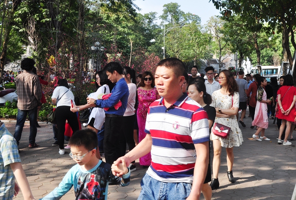 Không chỉ người Hà Nội mà du khách từ tỉnh lẻ cũng đổ dồn về Hồ Hoàn Kiếm tham quan, chụp ảnh kỷ niệm ngày mùng 2 Tết Kỷ Hợi 2019.