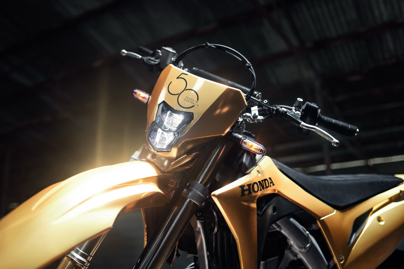 Không chỉ có xe hơi mà cả mẫu xe côn tay cũng được mạ vàng