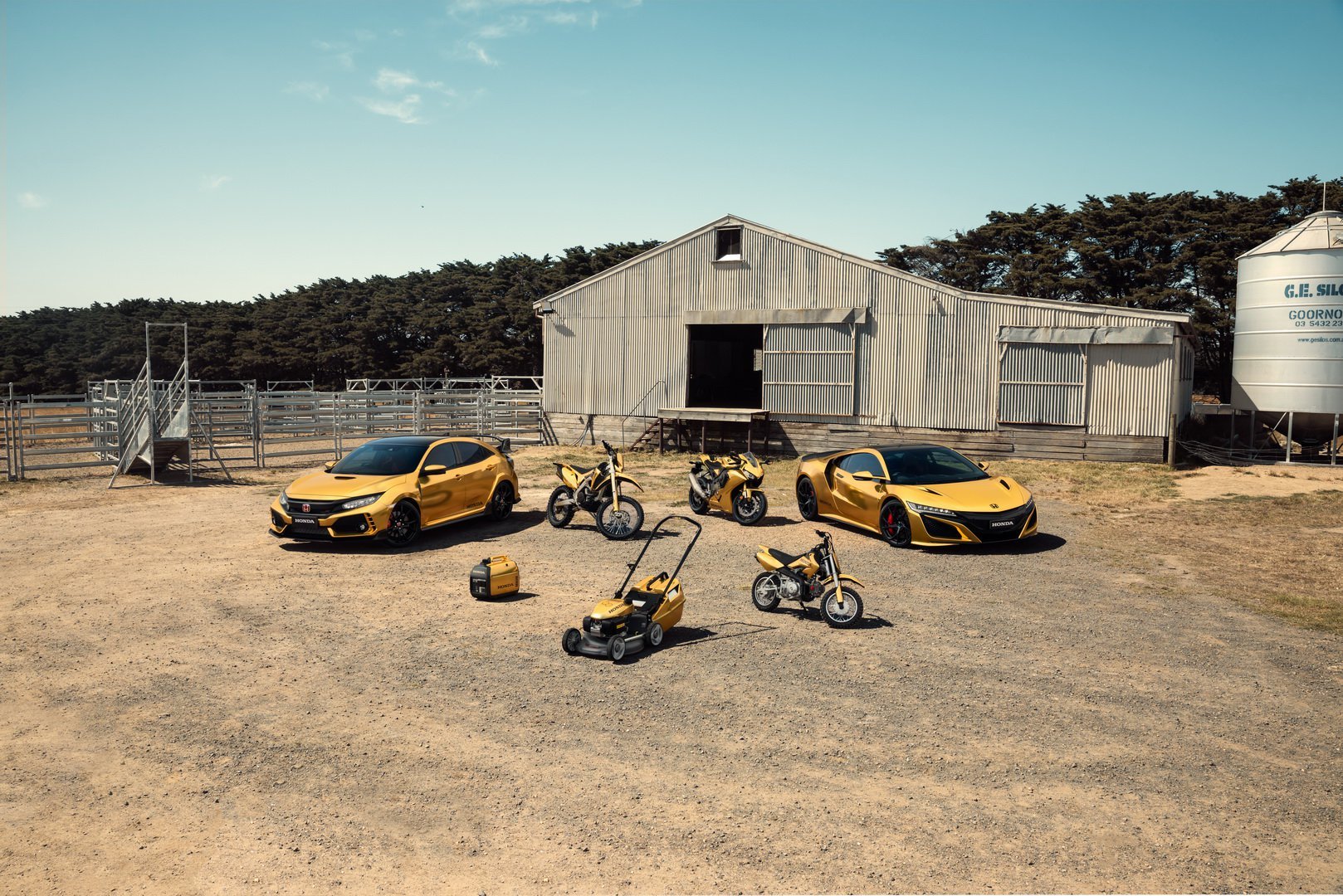 Những chiếc máy phát điện và máy cắt cỏ cũng được mạ vàng