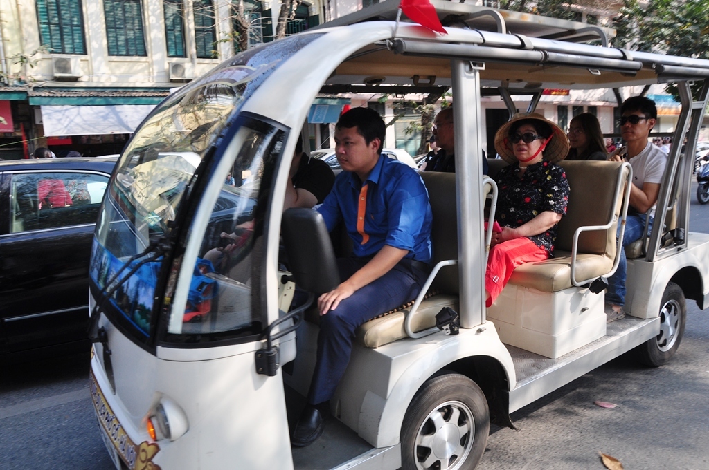 Khách Việt mới là lực lượng đông đảo nhất chọn ô tô điện thăm thú phố cổ.JPG