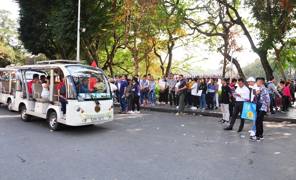 Ngày mùng 2 Tết Kỷ Hợi 2019 khách muốn đi phải mua vé trước và đứng chờ hàng tiếng mới có xe về đón đi thăm phố cổ