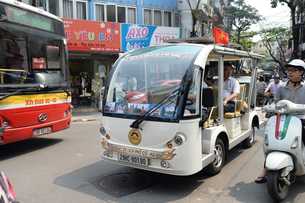 Ô tô điện được phép đi vào nhiều con phố nhỏ, cho du khách tận hưởng, cảm nhận hết được cuộc sống, buôn bán... người Hà Nội