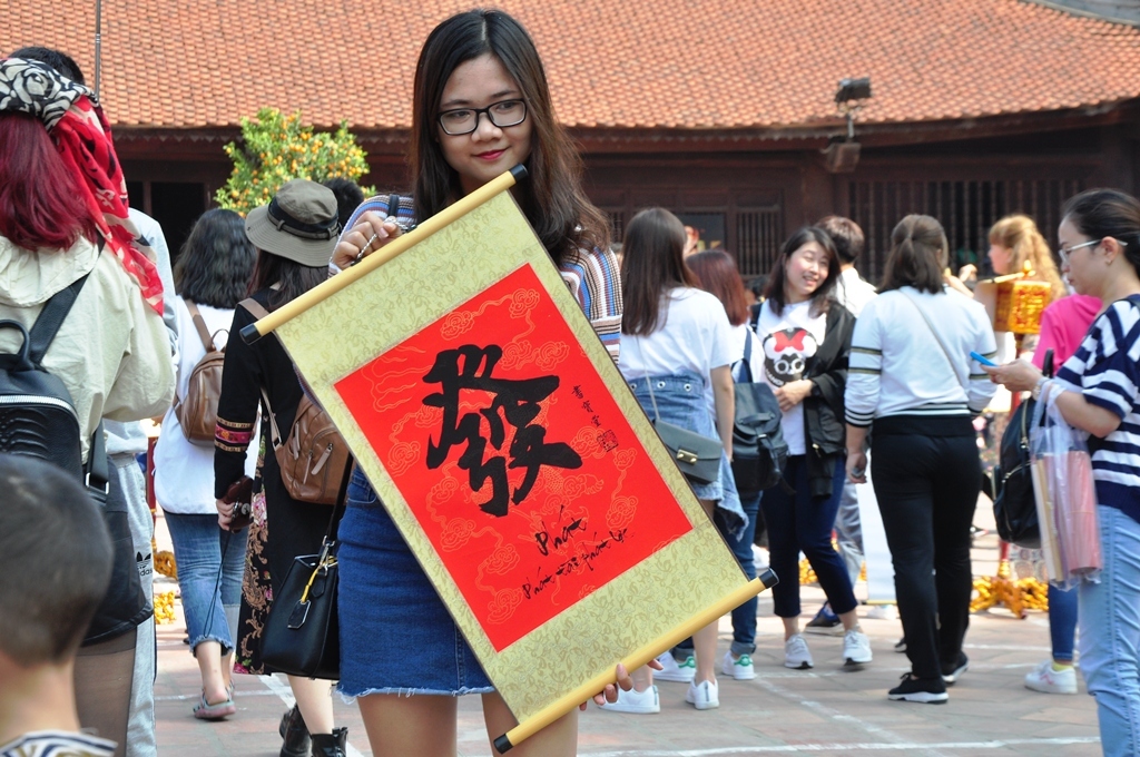 Thiếu nữ xinh đẹp chọn cho mình chữ Phát, mong phát tài lộc 2019