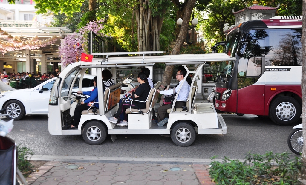 Vòng quanh Hồ Gươm