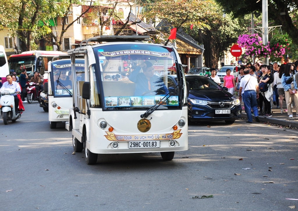 Xe về bến đón khách