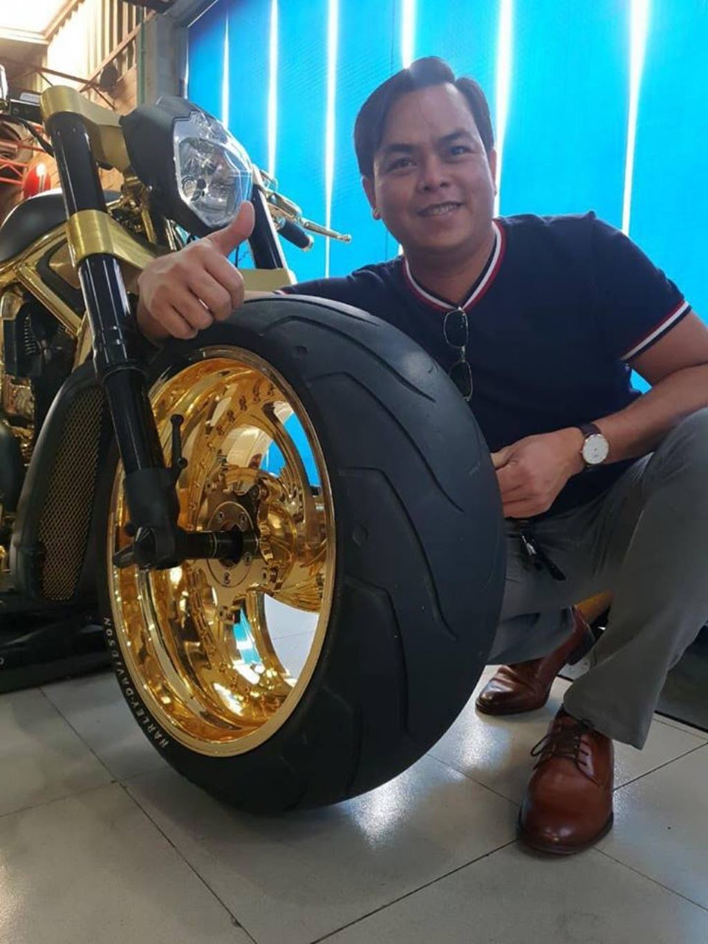 Phúc XO cho biết chiếc Harley-Davidson trong hình sau khi mạ vàng có giá trị 2,7 tỷ đồng.