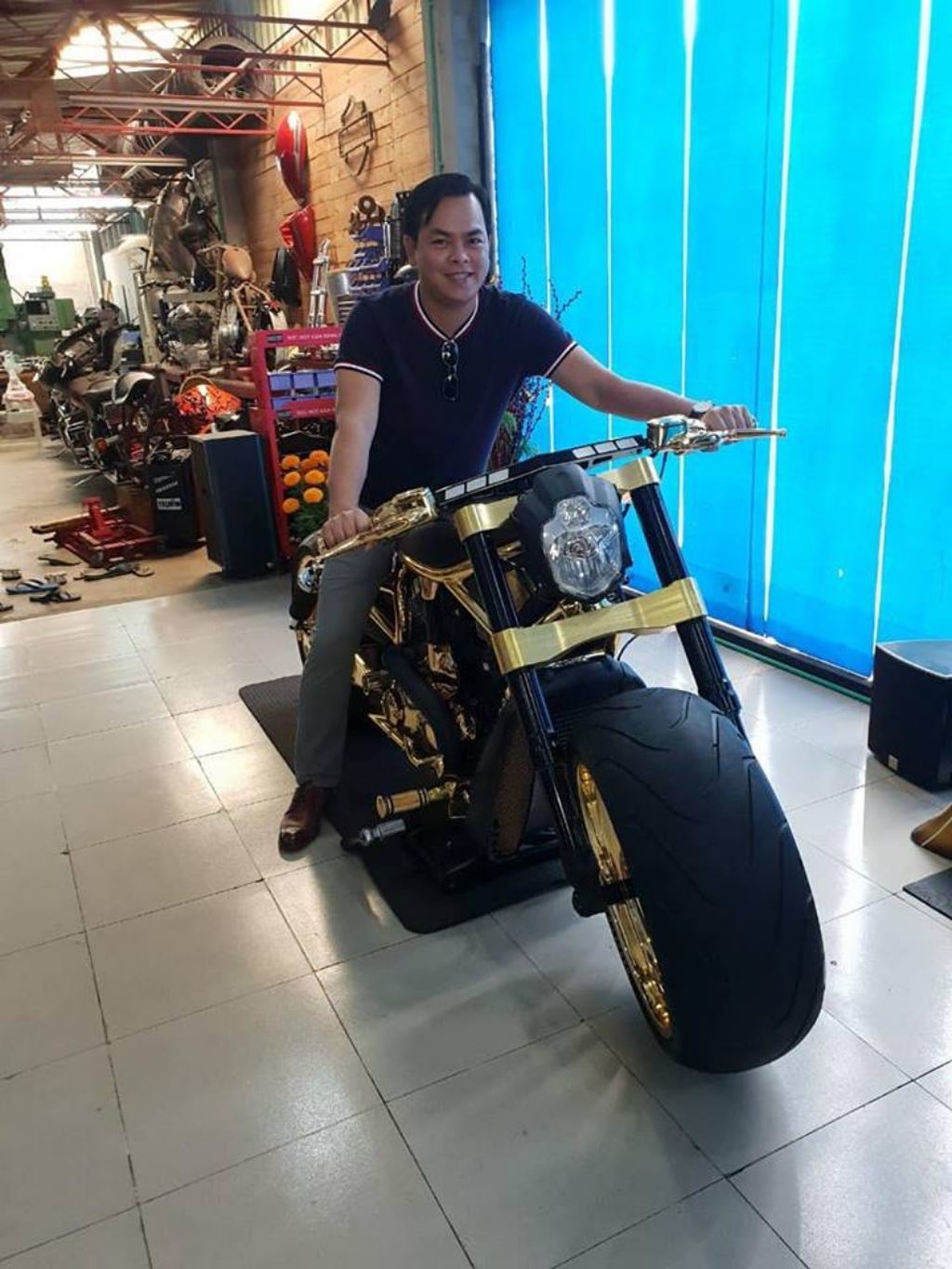 Phúc XO, tên thật là Trần Ngọc Phúc vừa gây xôn xao cộng đồng mạng với 2 chiếc mô tô mạ vàng.