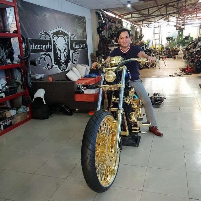 Chiếc Honda trong hình có tổng giá trị 1,5 tỷ đồng. Một chiếc xe khác đang trong quá trình hoàn thiện được Phúc XO cho biết có giá trị khủng hơn, khoảng hơn 5 tỷ đồng.