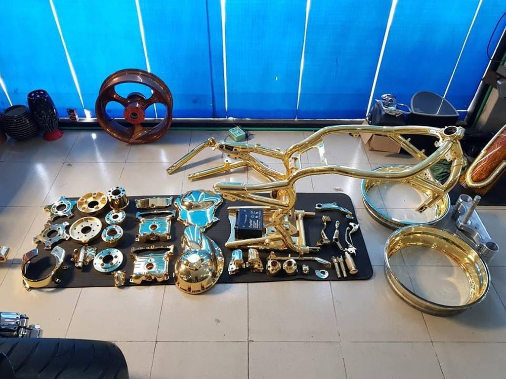 Như vậy, 3 chiếc mô tô mạ vàng của vị đại gia này đã có giá trị lên đến gần 10 tỷ đồng. Vàng được mạ lên rất nhiều bộ phận như vành, khung, vỏ ngoài động cơ, tay lái,...