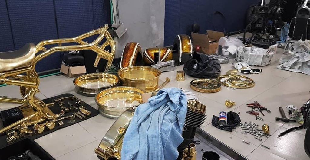 Phúc XO giải thích rằng anh mang mệnh Mộc, theo Ngũ hành tương sinh, Kim sinh Mộc nên anh phải gắn với vàng mới mang lại may mắn, tài lộc.