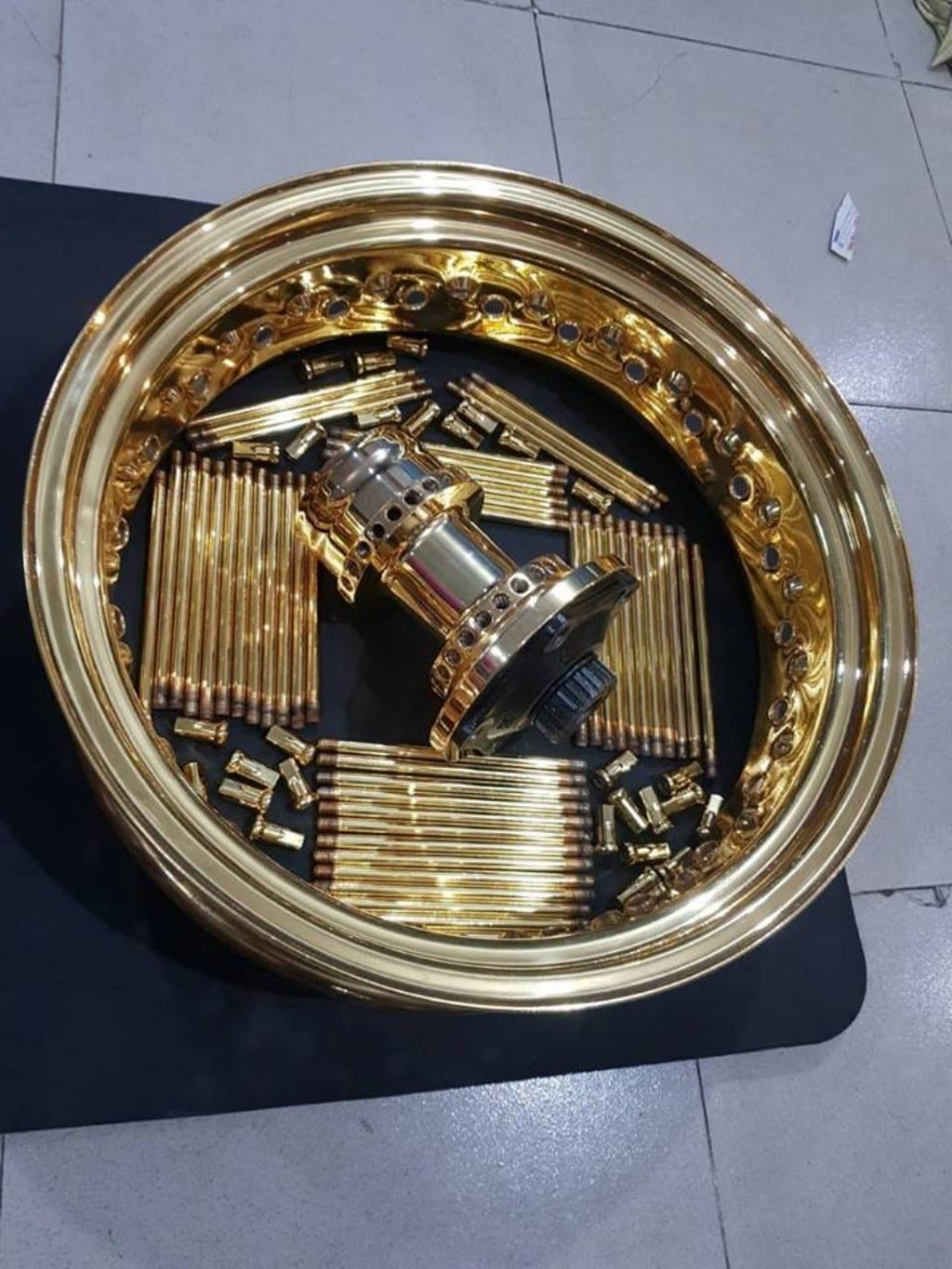 Xe được độ tại STD Motorcycle Custom, nơi độ mô tô cho nhiều đại gia có tiếng tại Việt Nam, trong đó có Hoàng Kim Khánh (người đang sở hữu Lamborghini Avventador S).