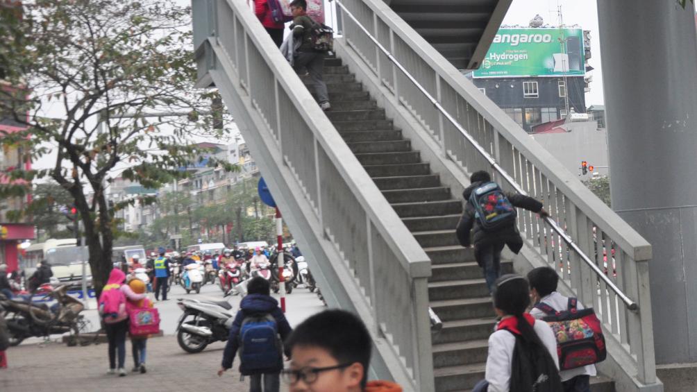Cầu vượt đường bộ vẫn được nhiều cháu nhỏ sử dụng.