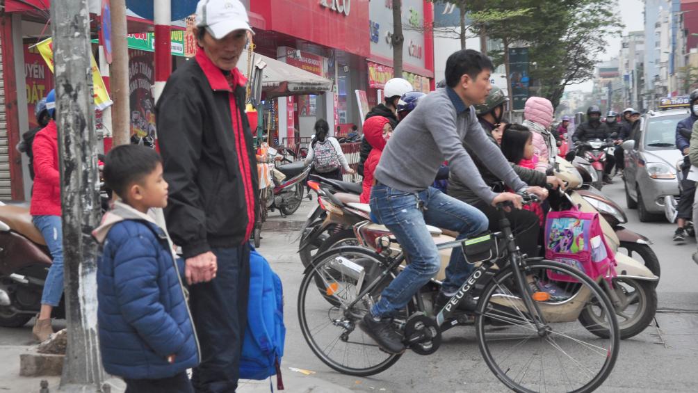 Người lớn chấp hành luật giao thông để con trẻ noi theo, xây dựng một xã hội văn minh, an toàn.