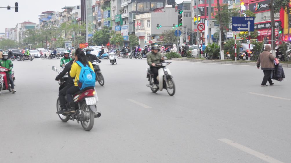 Chị N.T H, một phụ huynh học sinh có hai con nhỏ học tại trường tiểu học Phương Liên trên đường Xã Đàn cho biết: "Nhà tôi gần ngay đây nên chọn giải pháp đi ngược đường cho nhanh, chứ đi lên tận nút giao Giải Phóng - Xã Đàn quay lại thì xa quá, dù biết đi thế là nguy hiểm, trái luật nhưng tôi cứ liều...".