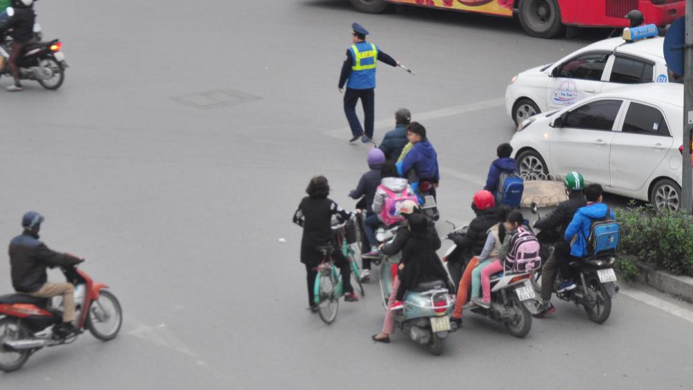Nhiều người còn ngang nhiên đi ngược chiều ngay trước mặt lực lượng chức năng.