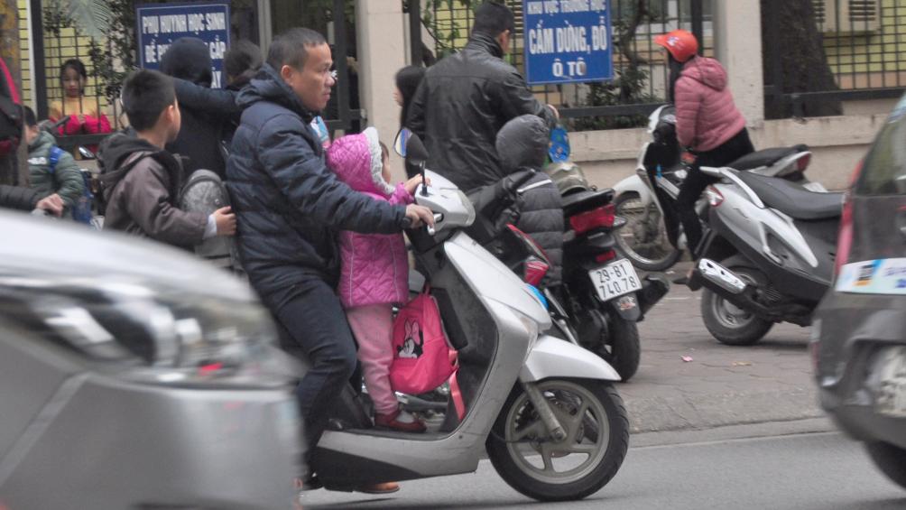 Nhiều phụ huynh đón con không đội mũ bảo hiểm