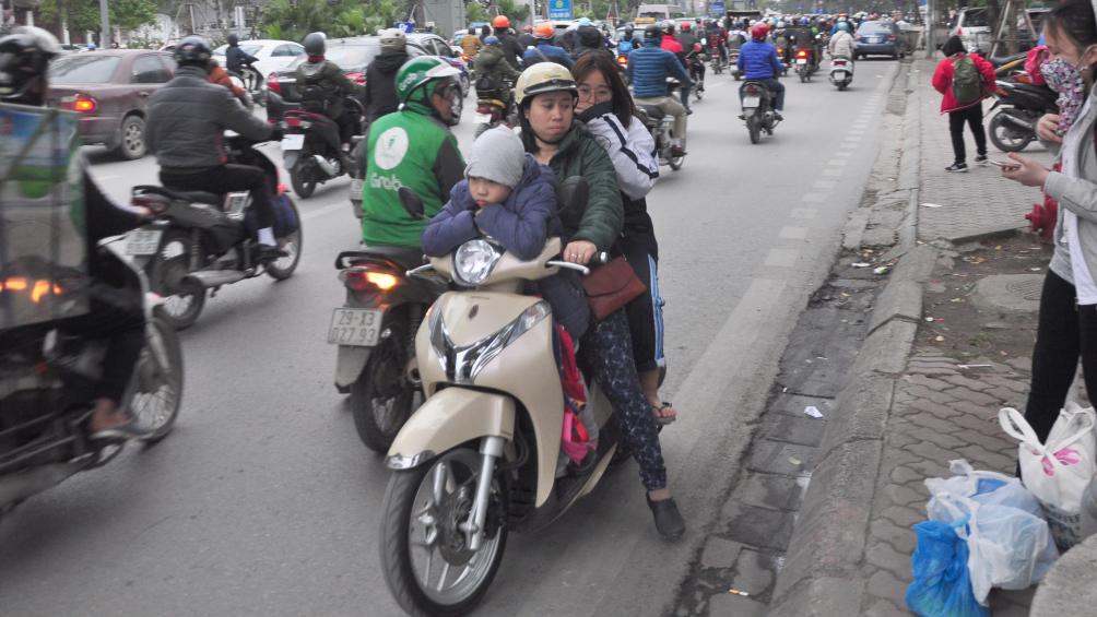 Tại trường tiểu học Phương Liên trên đường Xã Đàn, rất nhiều phụ huynh chở con đi ngược chiều trong giờ cao điểm.