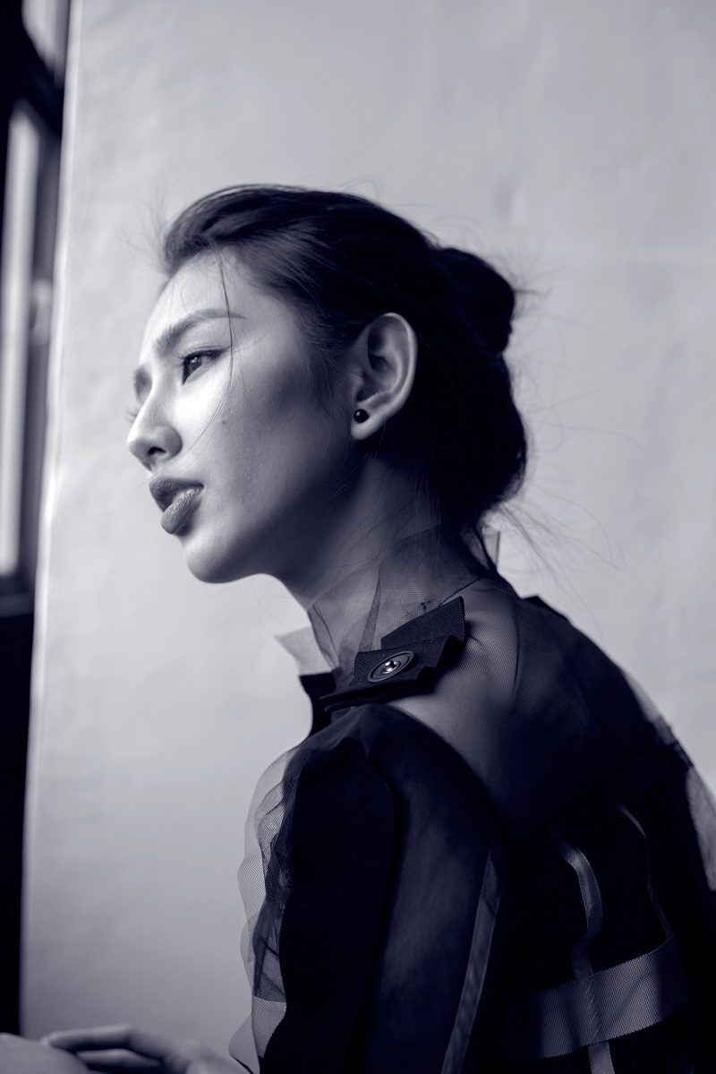 Trong bộ hình mới, Thùy Tiên gây ấn tượng với gương mặt nhẹ nhàng, cùng mái tóc búi buông lơi tự nhiên.