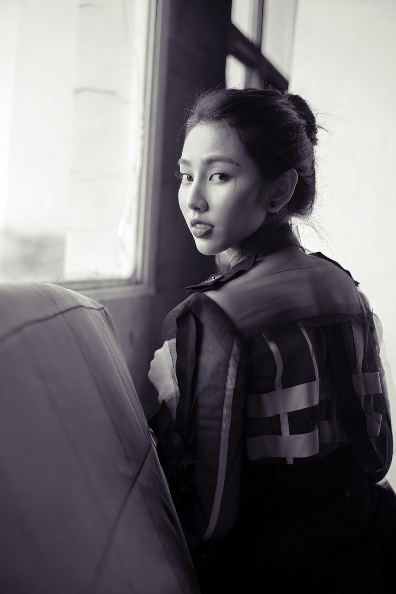 Diện trang phục với tông màu đen, trắng, kiểu dáng đơn giản, Thùy Tiên mang tới hình ảnh quý cô thanh lịch, thời trang và cuốn hút.