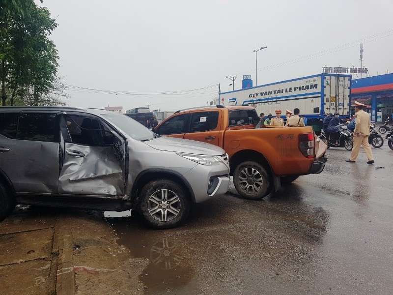 1 trong hai xe ô tô tải đang sang đường